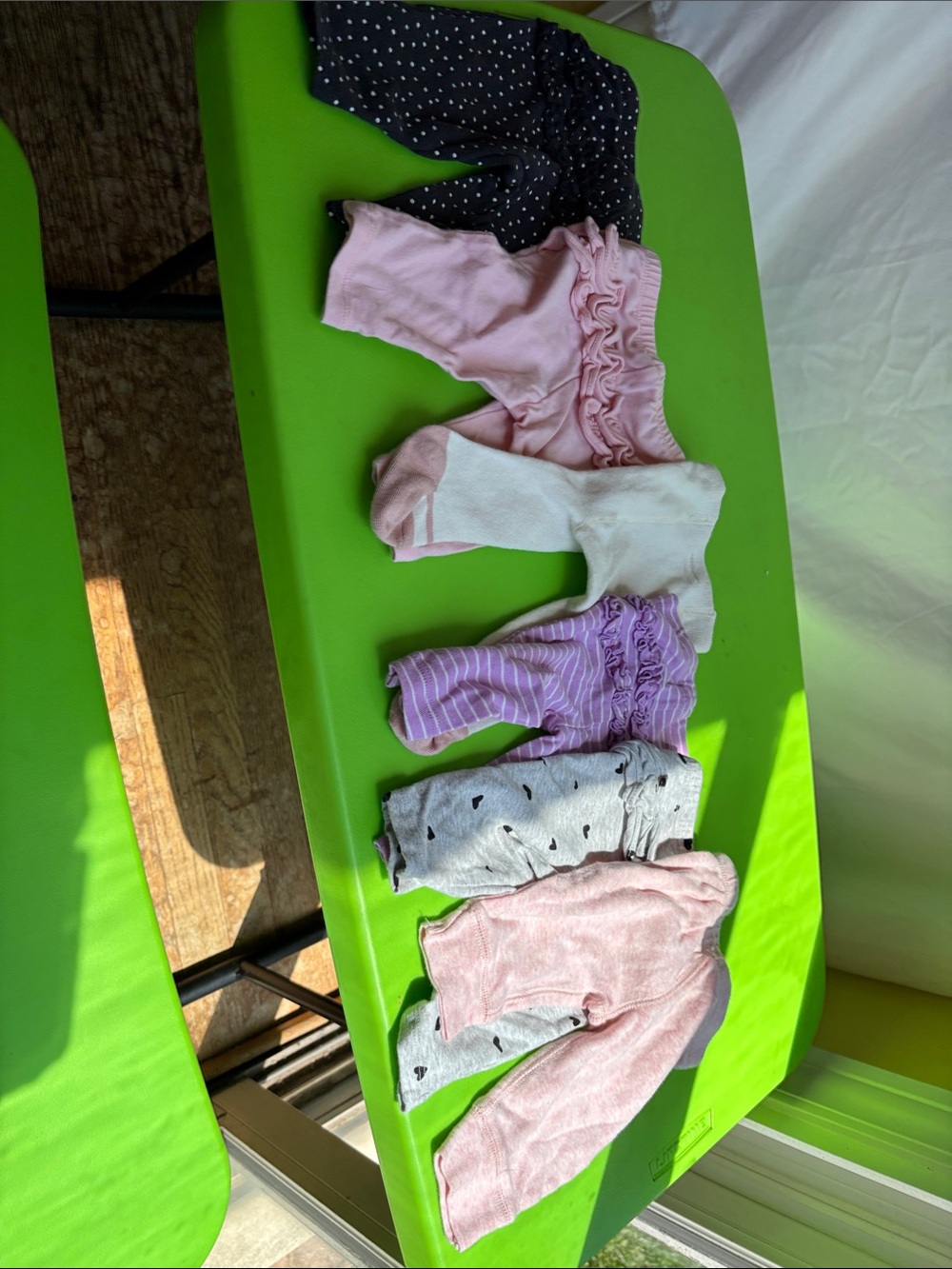 Lot of 6 leggings from Carter’s and Old Navy w ruffled butts. Size 3 months.